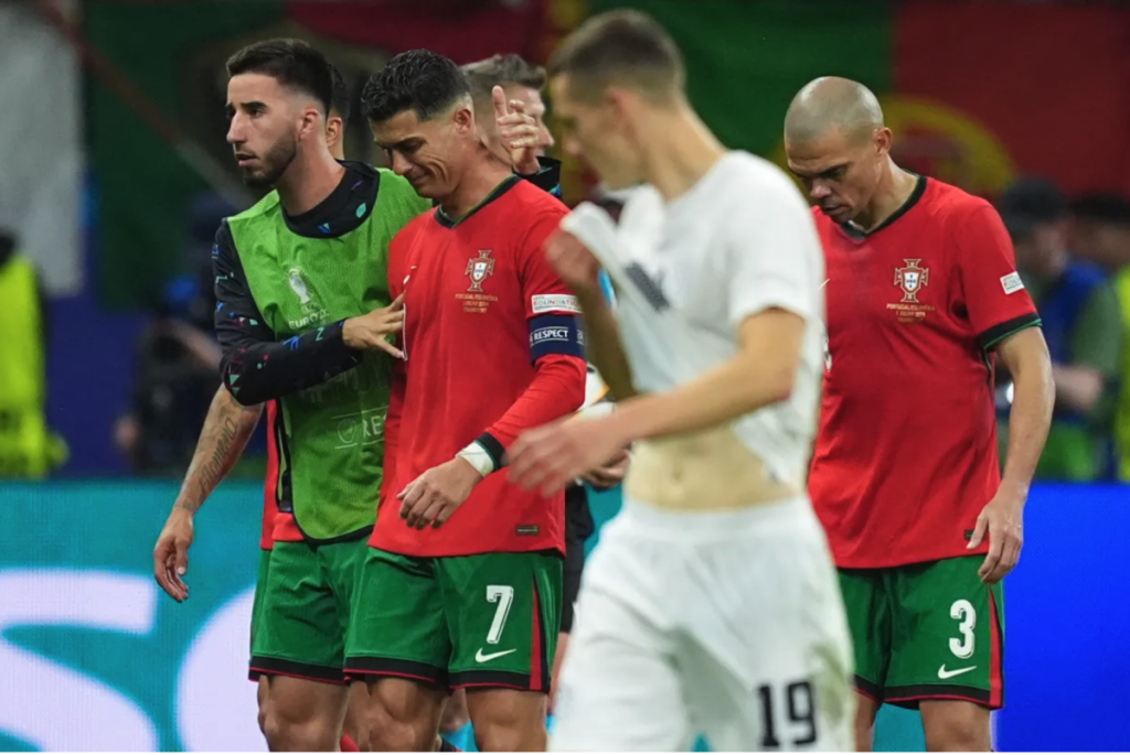 Ronaldo khóc nức nở sau khi đá hỏng penalty C. Ronaldo ôm đầu khóc sau khi đá hỏng penalty